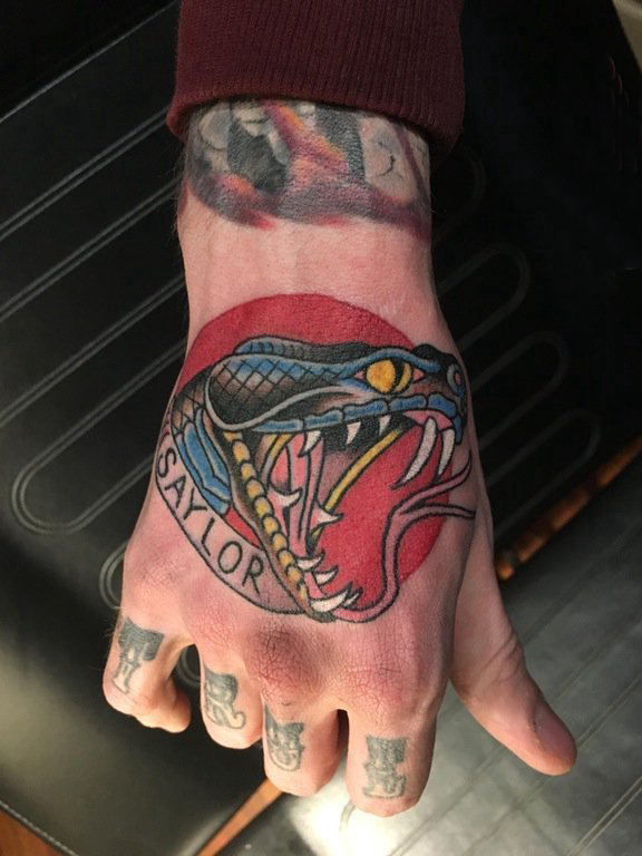 男生手背上彩绘水彩素描创意恐怖蛇头纹身图片