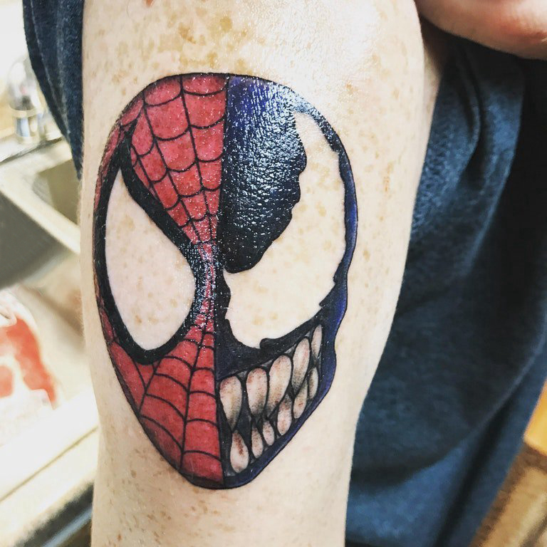 男生手臂上彩绘几何简单线条骷髅和蜘蛛侠拼接纹身图片