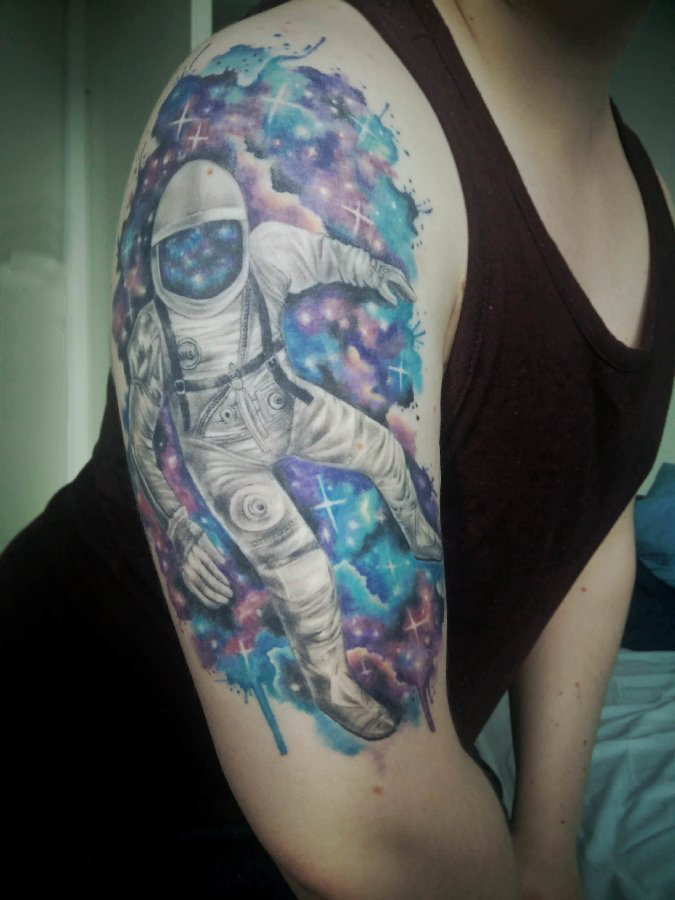 男生手臂上彩绘渐变星空元素和人物宇航员纹身图片