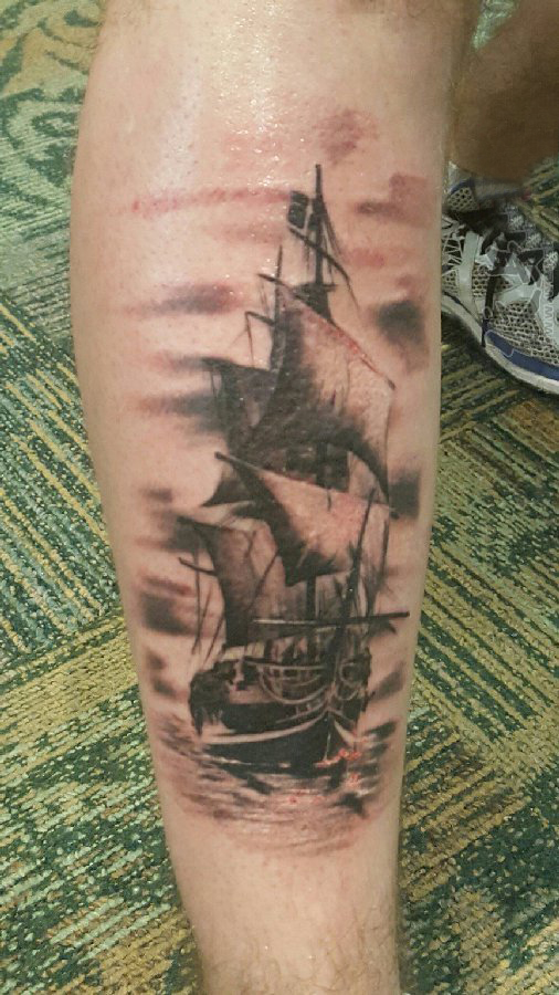男生小腿上黑灰素描点刺技巧创意霸气帆船纹身图片