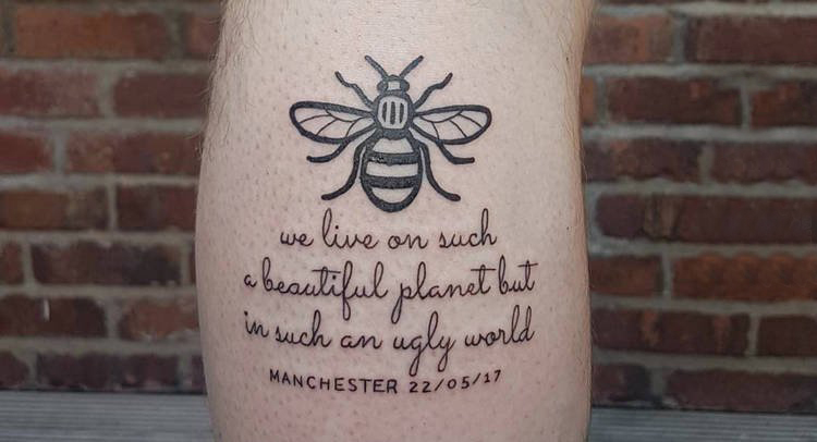 男生小腿上黑色线条素描创意蜜蜂精致花体英文纹身图片