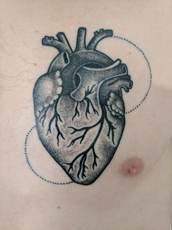 男生胸部黑灰点刺几何点线简单线条心脏纹身图片