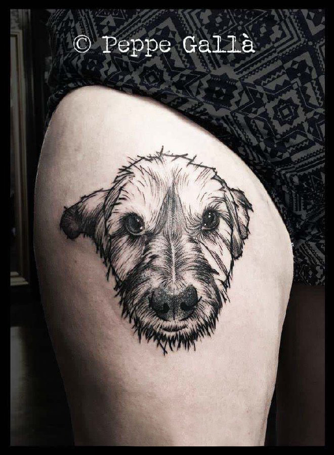 女生大腿上黑色点刺简单线条小动物狗纹身图片