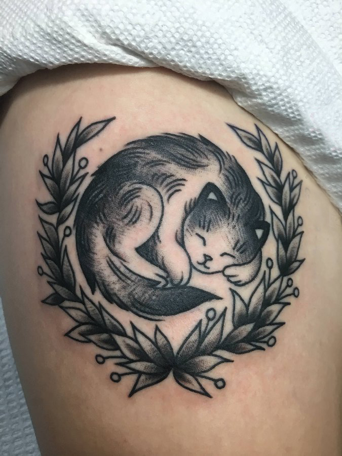 女生大腿上黑色点刺简单线条植物和猫咪纹身图片