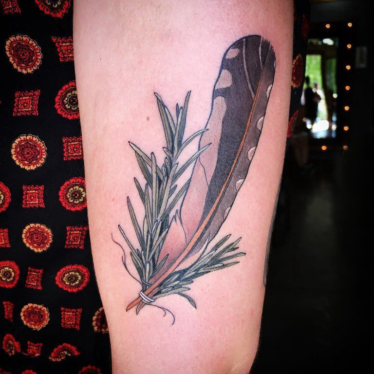 女生手臂上彩绘简单线条植物和羽毛纹身图片