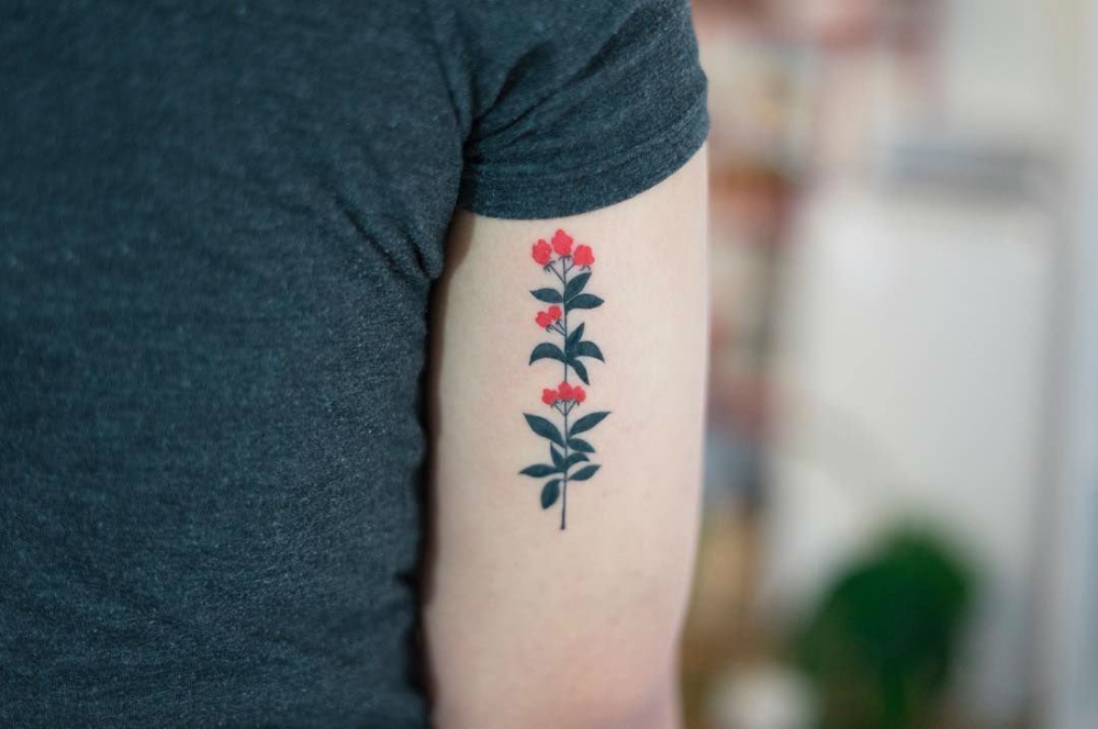 女生手臂上彩绘水彩素描创意精美花朵纹身图片