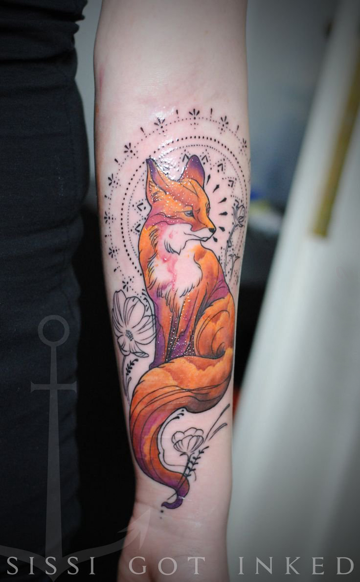 女生手臂上彩绘水彩素描创意可爱狐狸纹身图片
