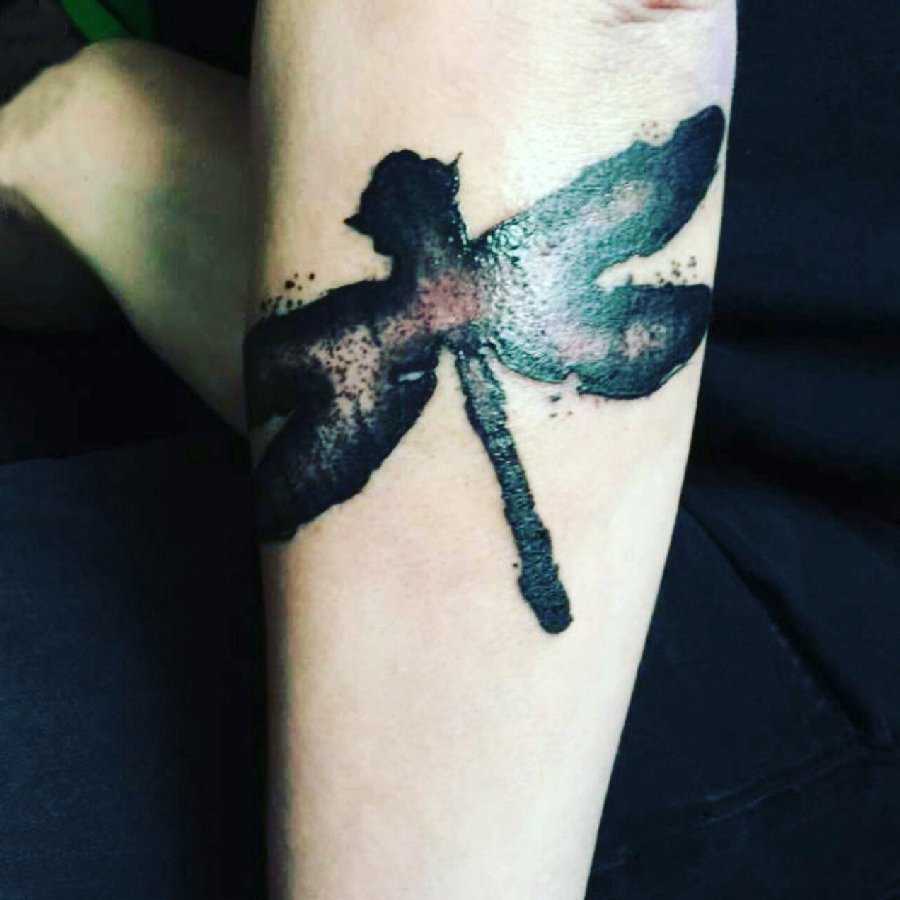 女生手臂上黑灰素描点刺技巧创意文艺蜻蜓纹身图片