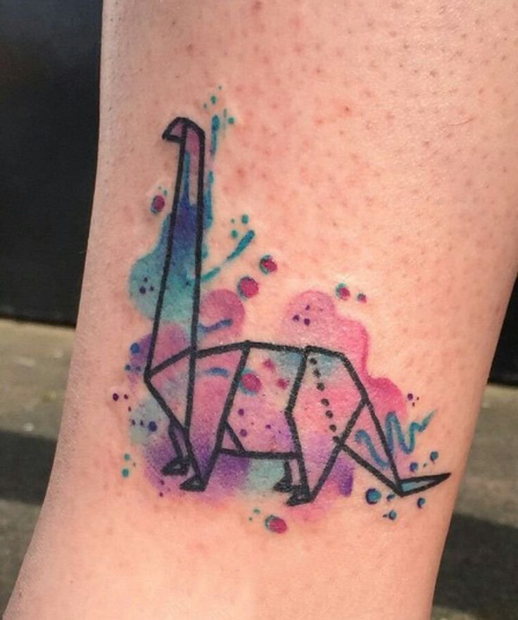 女生小腿上彩绘水彩素描创意折纸元素长颈鹿纹身图片