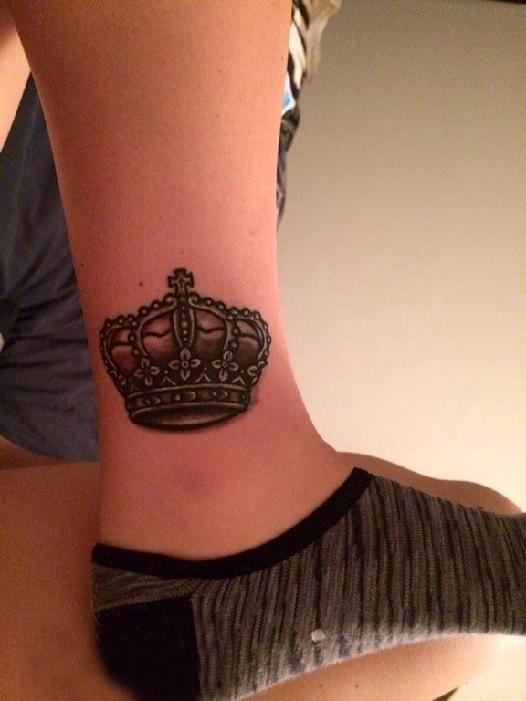 女生小腿上黑灰点刺简单线条花朵和皇冠纹身图片