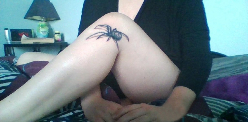 女生小腿上黑灰点刺简单线条小动物蜘蛛纹身图片