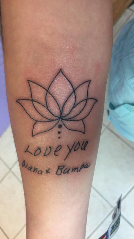 女生小腿上黑色简单线条英文和植物莲花纹身图片