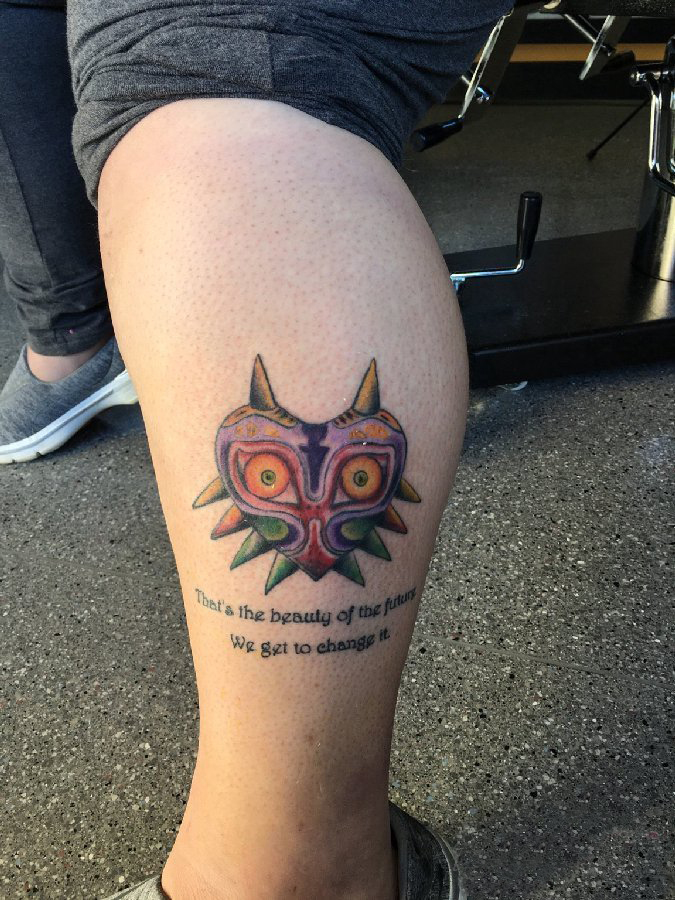 男生大腿上彩绘水彩素描创意猫头鹰纹身图片