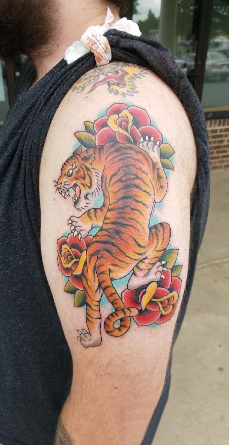 男生手臂上彩绘简单线条植物花朵和小动物老虎纹身图片