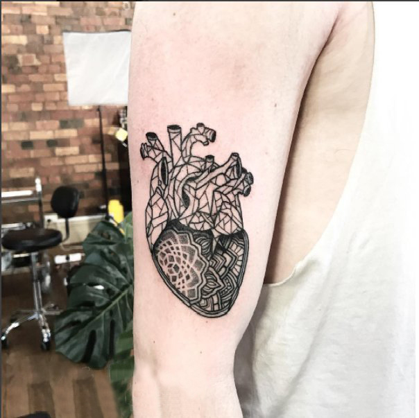 男生手臂上黑色点刺几何简单线条花朵和心脏纹身图片
