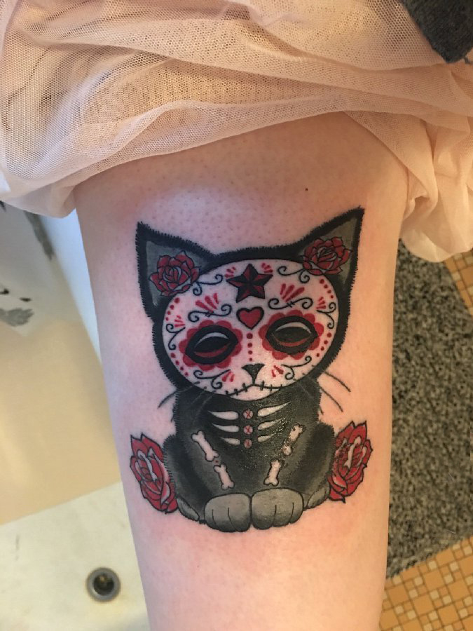 女生大腿上彩绘水彩素描创意可爱花纹猫咪纹身图片