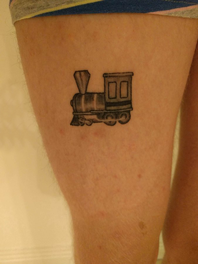 女生大腿上黑色点刺几何简单线条火车纹身图片