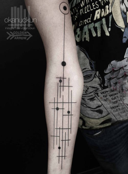 女生手臂上黑色线条几何元素创意纹身图片