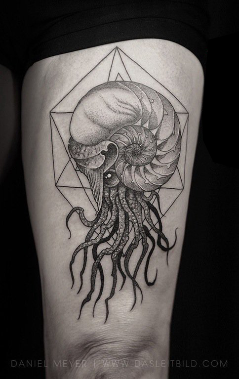 男生大腿上黑灰素描点刺技巧创意章鱼纹身图片