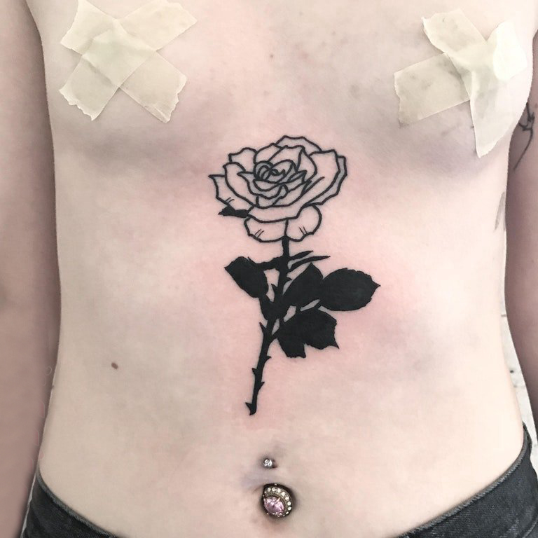 男生腹部黑色简单线条植物文艺玫瑰纹身图片