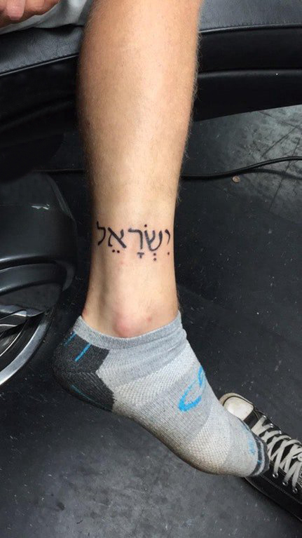 男生脚踝上黑色简单线条创意梵文纹身图片