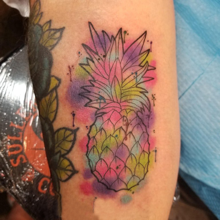 男生手臂上彩绘渐变简单个性线条水果菠萝纹身图片