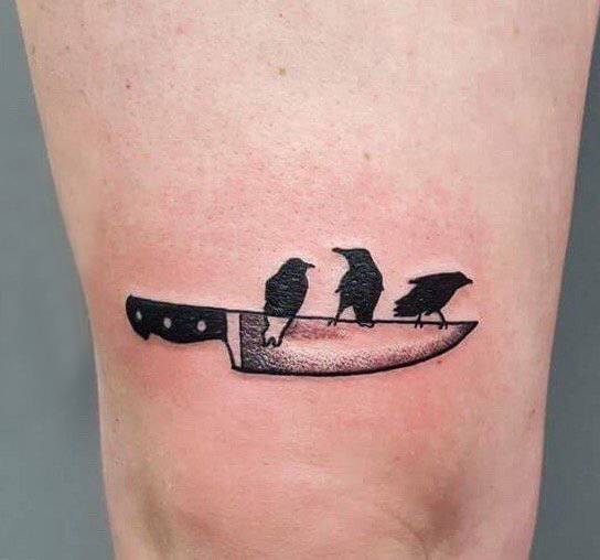 男生手臂上黑灰素描点刺技巧匕首小鸟纹身图片