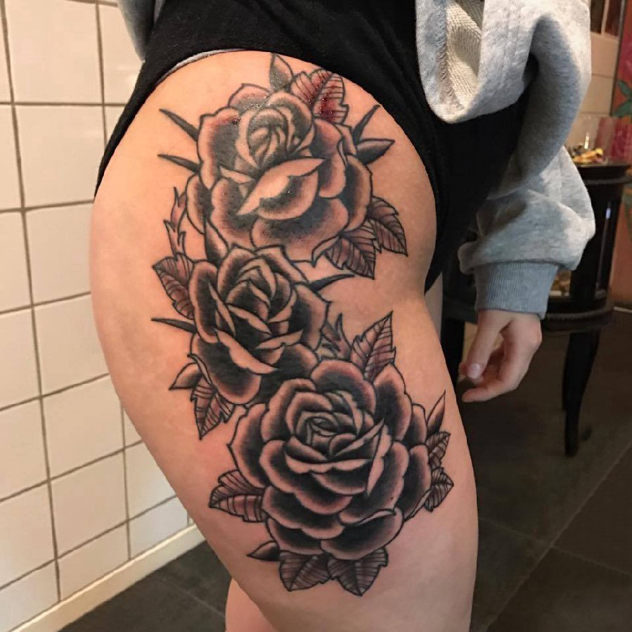 女生大腿上黑灰素描点刺技巧唯美玫瑰纹身图片