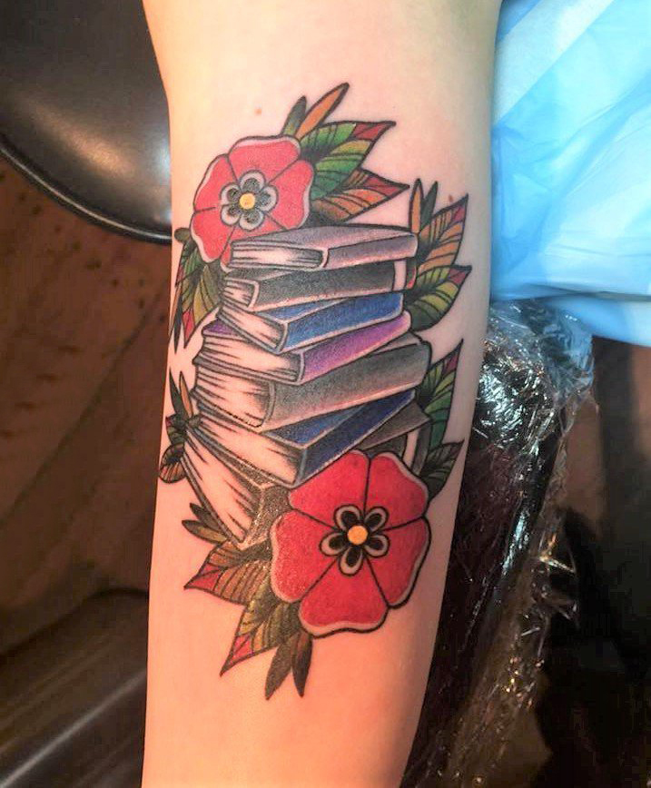 女生手臂上彩绘几何简单线条植物花朵和书籍纹身图片