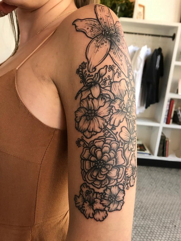 女生手臂上黑色点刺简单线条创意植物花朵半袖纹身图片