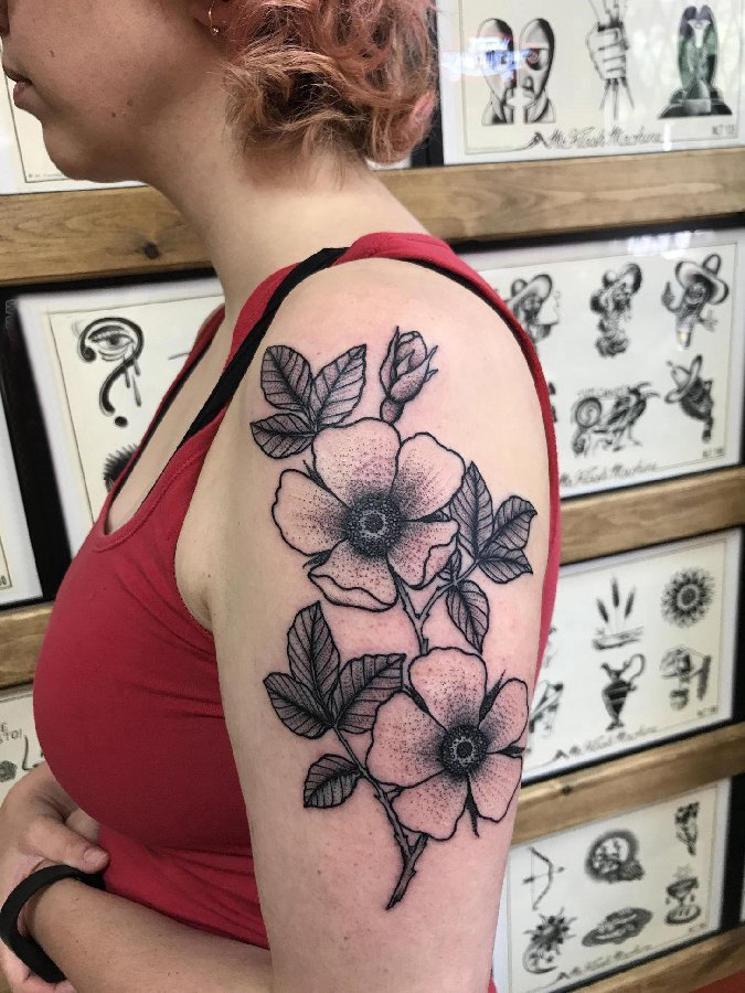 女生手臂上黑色点刺简单线条植物花朵纹身图片