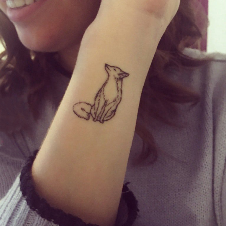 女生手臂上黑色简单线条小动物狐狸纹身图片