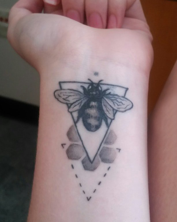女生手腕上黑色点刺几何简单线条小动物蜜蜂纹身图片