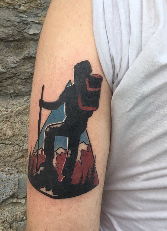 男生手臂上彩绘水彩素描创意登山风景纹身图片