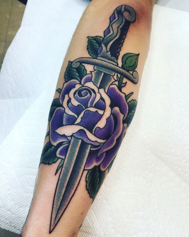 男生手臂上彩绘水彩素描创意文艺花朵匕首纹身图片