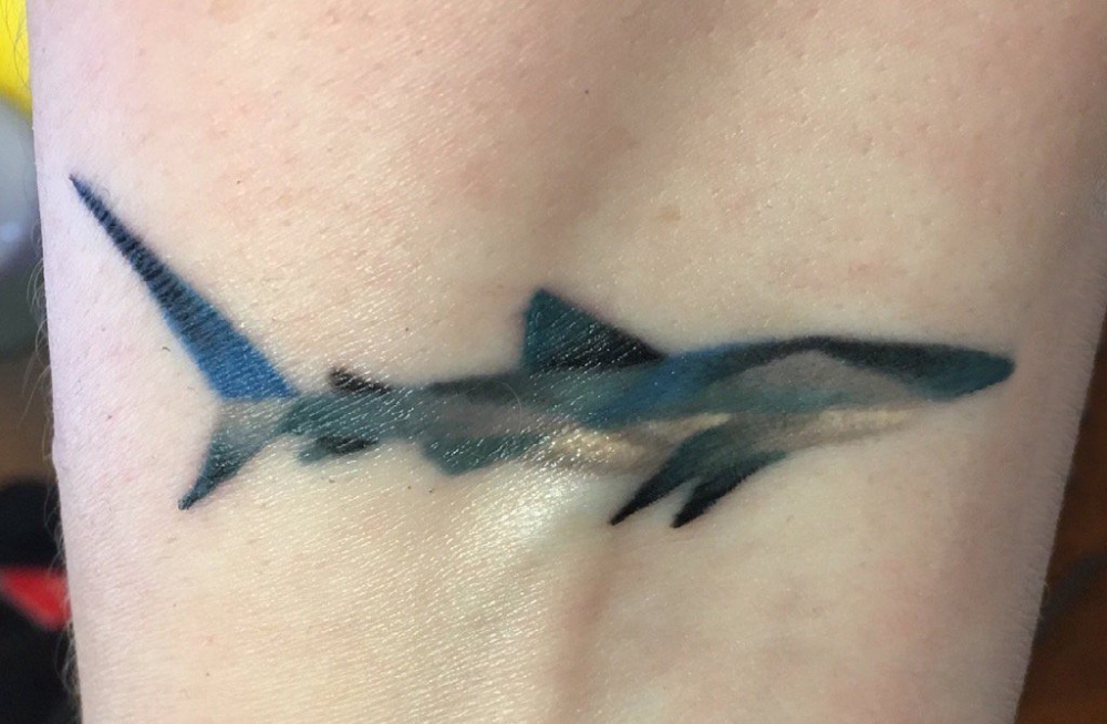 男生手臂上彩绘水彩素描创意有趣鲨鱼纹身图片