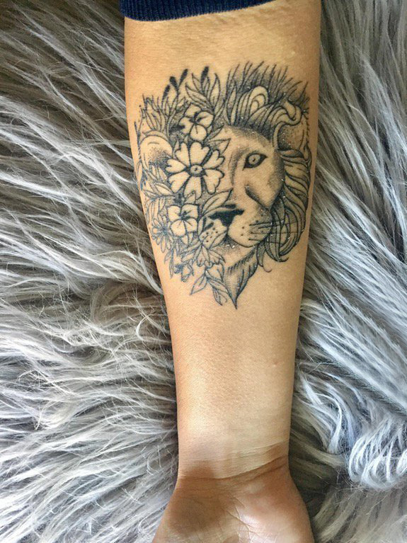 男生手臂上黑灰点刺简单线条植物花朵和狮子拼接纹身图片
