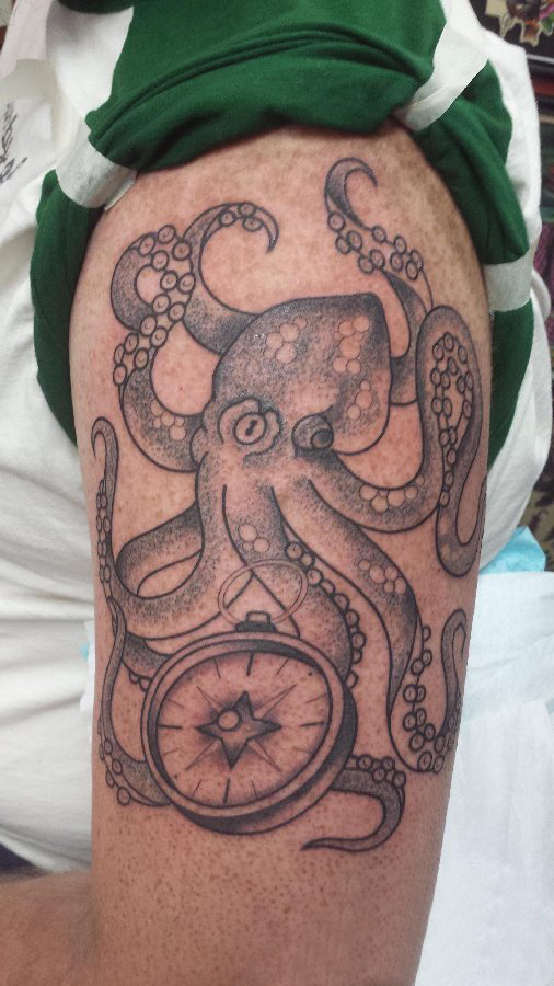 男生手臂上黑灰素描点刺技巧创意霸气章鱼纹身图片