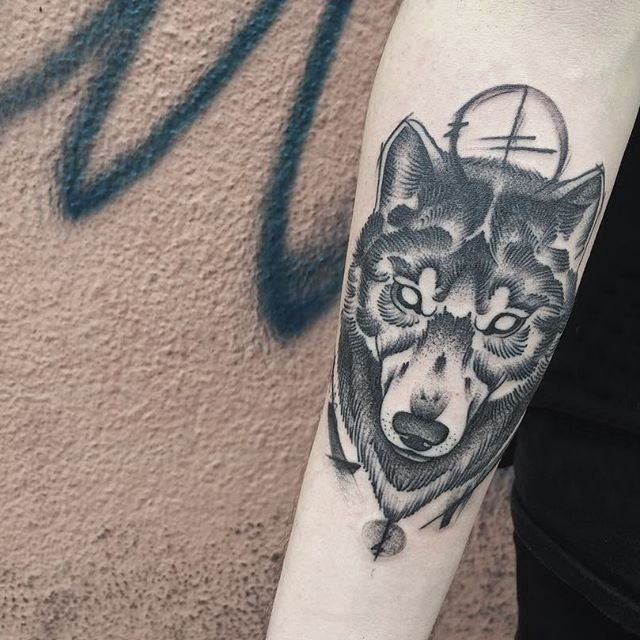 男生手臂上黑色点刺几何抽象线条小动物狼纹身图片
