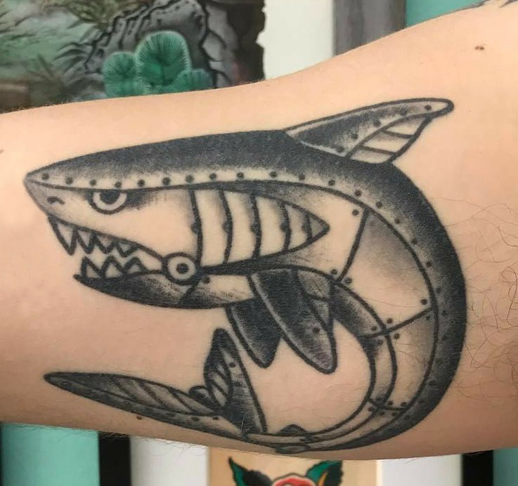 男生手臂上黑色点刺几何简单线条小动物机械鲨鱼纹身图片
