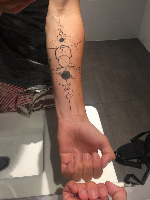 男生手臂上黑色几何简单个性线条创意星球纹身图片
