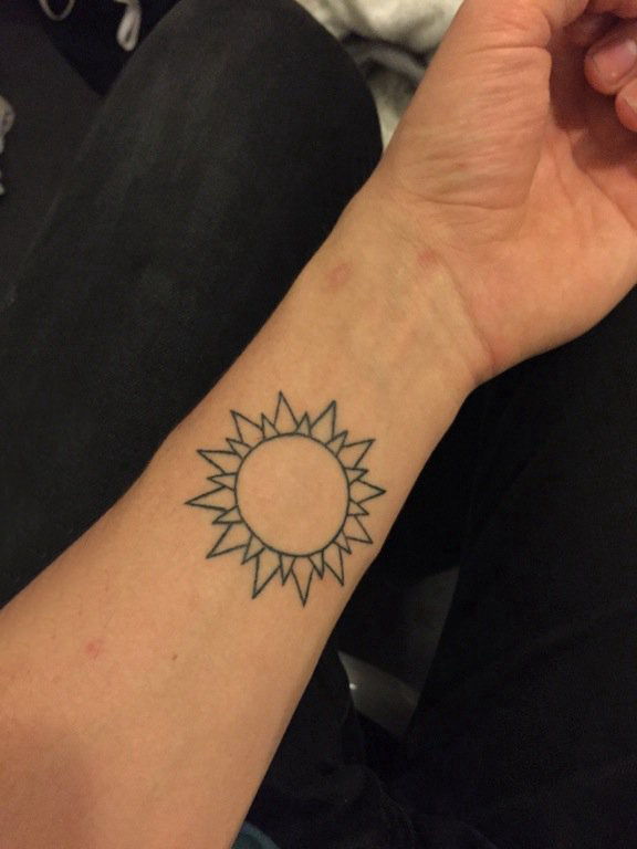 男生手臂上黑色线条创意文艺太阳纹身图片