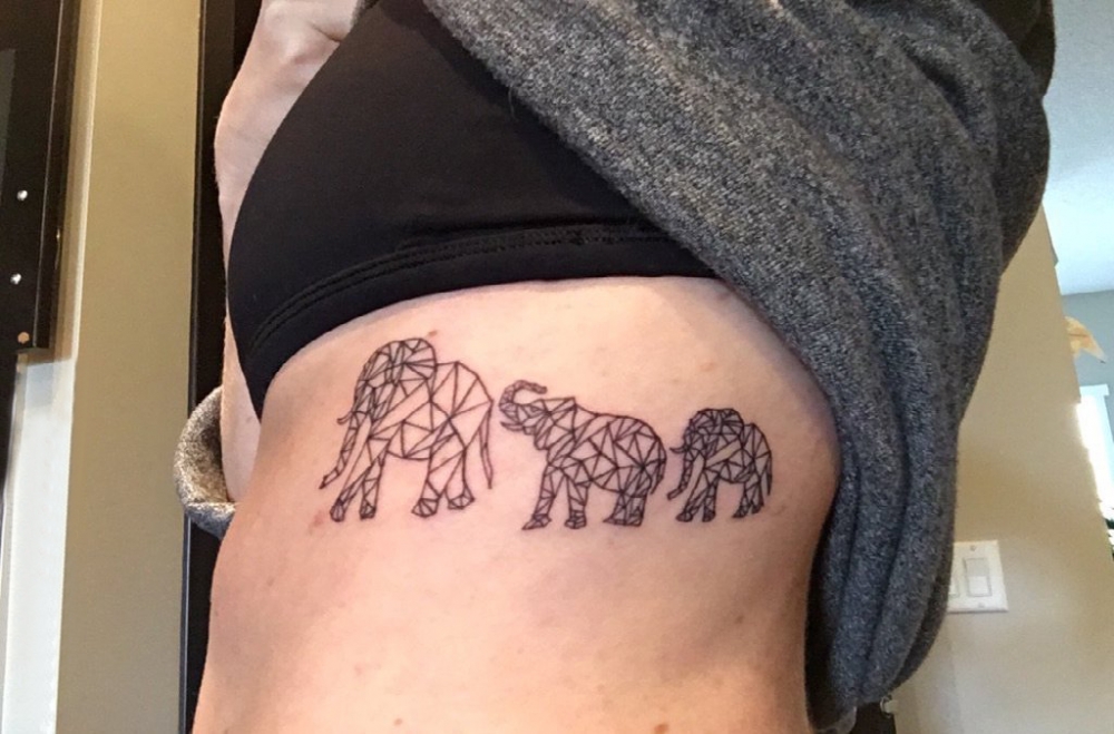 女生侧腰上黑色几何简单线条小动物大象纹身图片