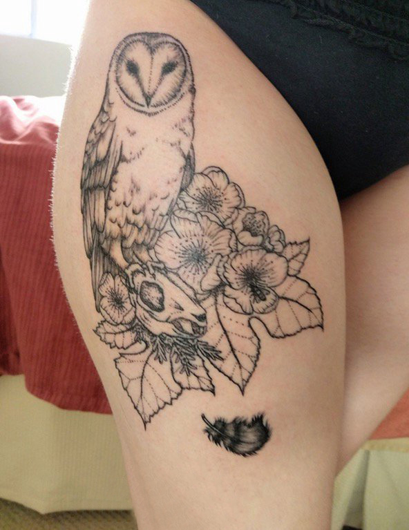 女生大腿上黑色点刺简单线条植物花朵和猫头鹰纹身图片