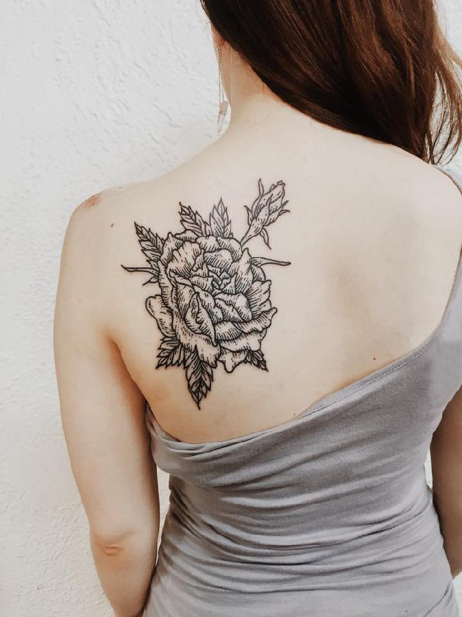 女生后肩上黑色点刺简单线条植物花朵纹身图片