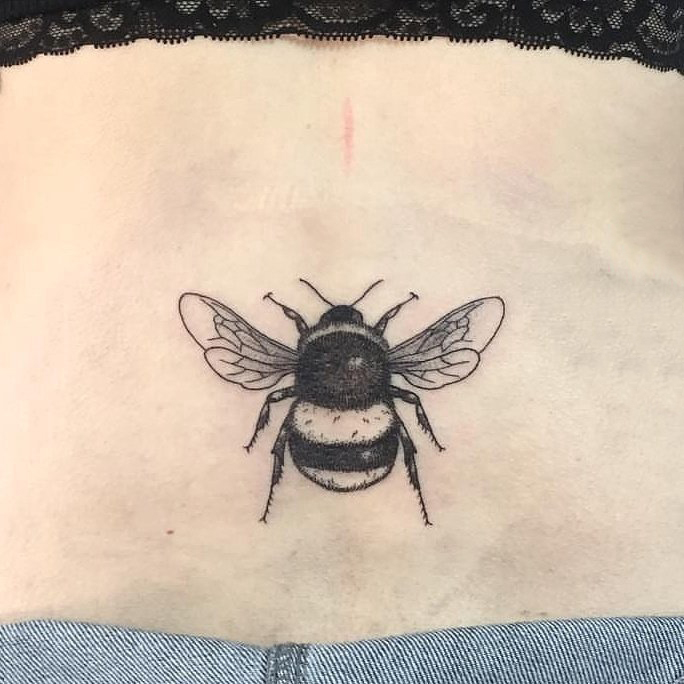 女生后腰上黑色点刺简单线条小动物蜜蜂纹身图片