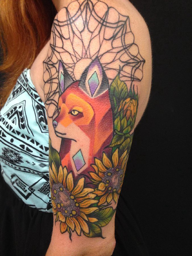 女生手臂上彩绘渐变几何简单线条植物向日葵和狐狸纹身图片