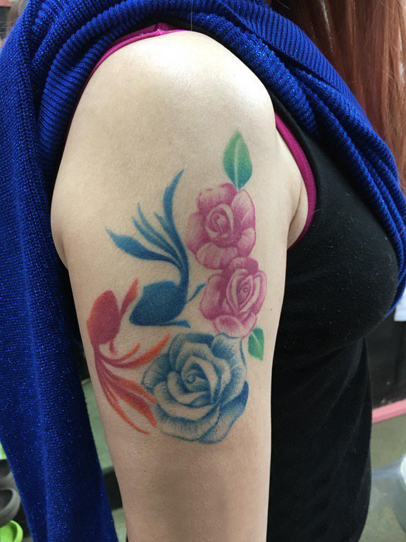 女生手臂上彩绘渐变简单线条植物花朵和金鱼纹身图片
