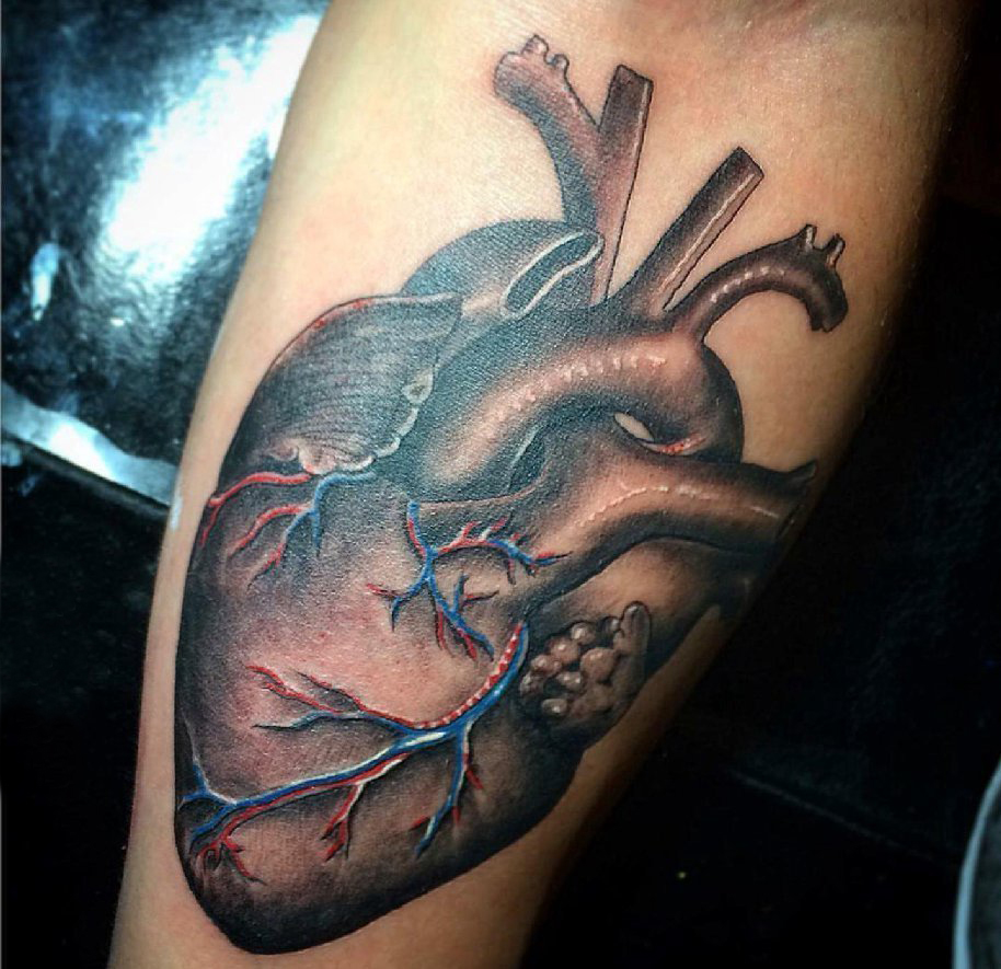 女生手臂上黑灰素描点刺技巧创意心脏纹身图片