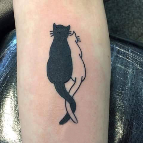 女生手臂上黑色线条素描可爱猫咪轮廓纹身图片